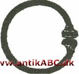 torques  (fra keltisk) bøjleformet halsring afsluttet med to modvendte kugler. I keltisk jernalder