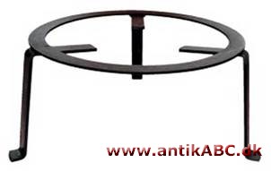 trefod, trebenet stativ til røgelseskar o.lign., også køkkenredskab anbragt på ildsted til at stille gryder på