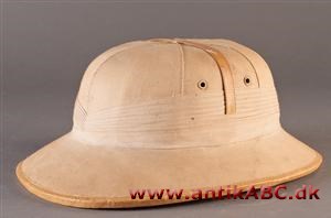 tropehjelm, hjelmformet solhat båret af hvide i troperne