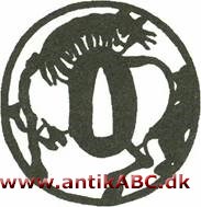 tsuba (japansk) rund parerplade af læder, jern eller bronze i gennembrudt, graveret og indlagt arbejde;