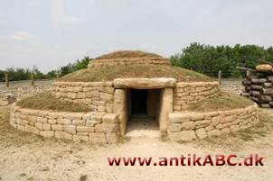 tumulus (latin gravhøj) med stensokkel hos etruskere og andre
