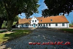 tværgavl, på langsiden af huset