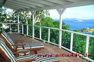 ve'randa (fra indisk) terrasse beskyttet mod regn, let udbygning på hus