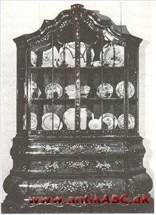 vitrine (af latin vitrum, glas) glasskab til opbevaring og udstilling af kunstgenstande, nips etc. 